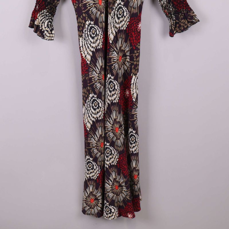 Klänningens nederdel med blommigt mönster och avslappnad passform