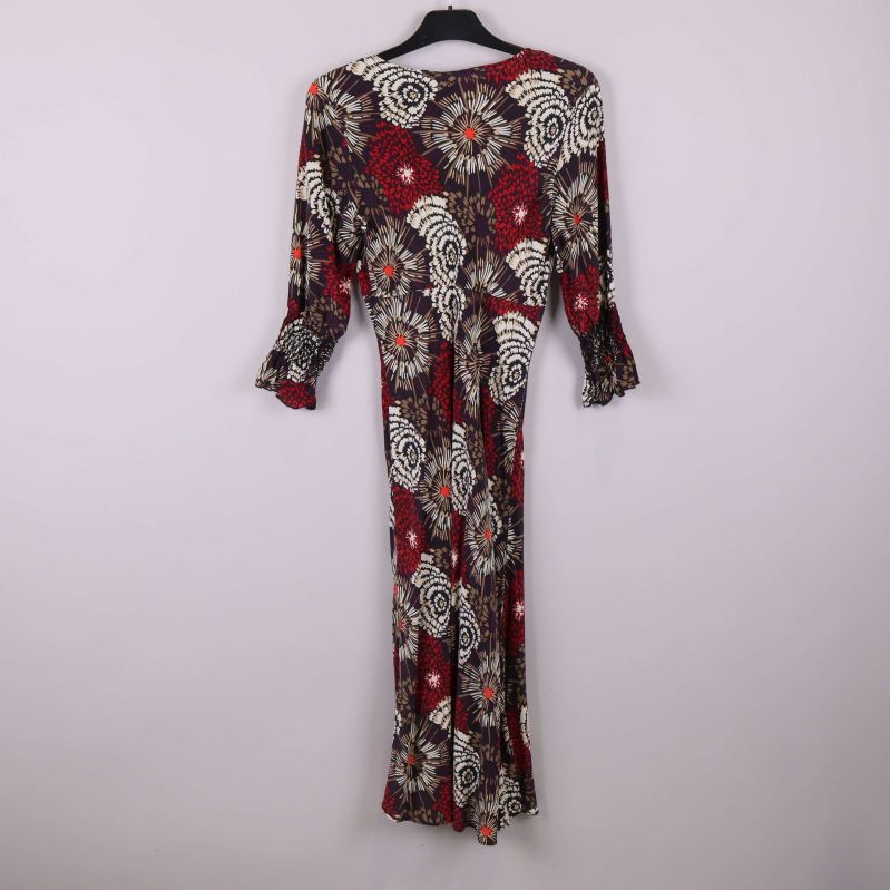 Blommig klänning med volangärm och midilängd bakifrån