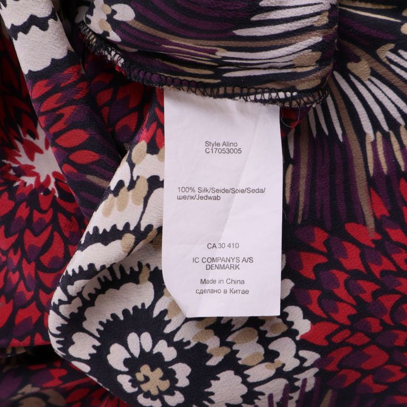 Materiallapp som visar 100% silke på klänningen