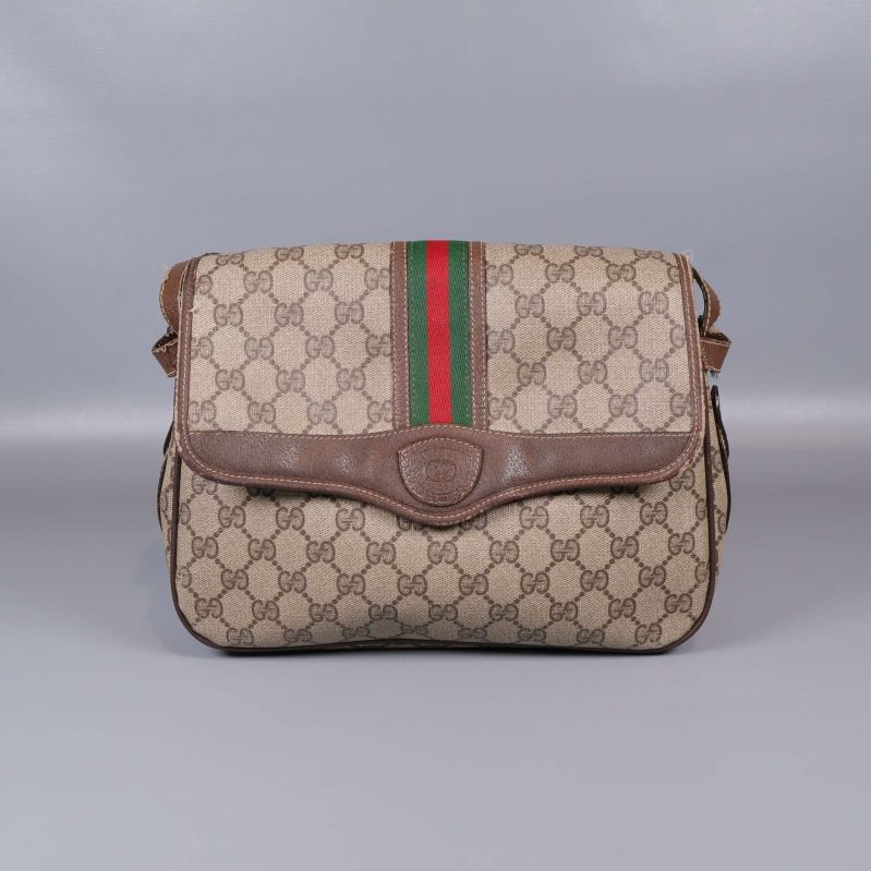 Gucci axelväska sedd rakt framifrån med läderdetaljer