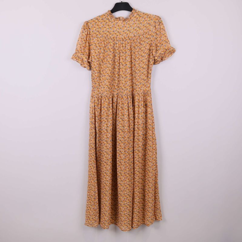 Blommig klänning sedd rakt framifrån på galge