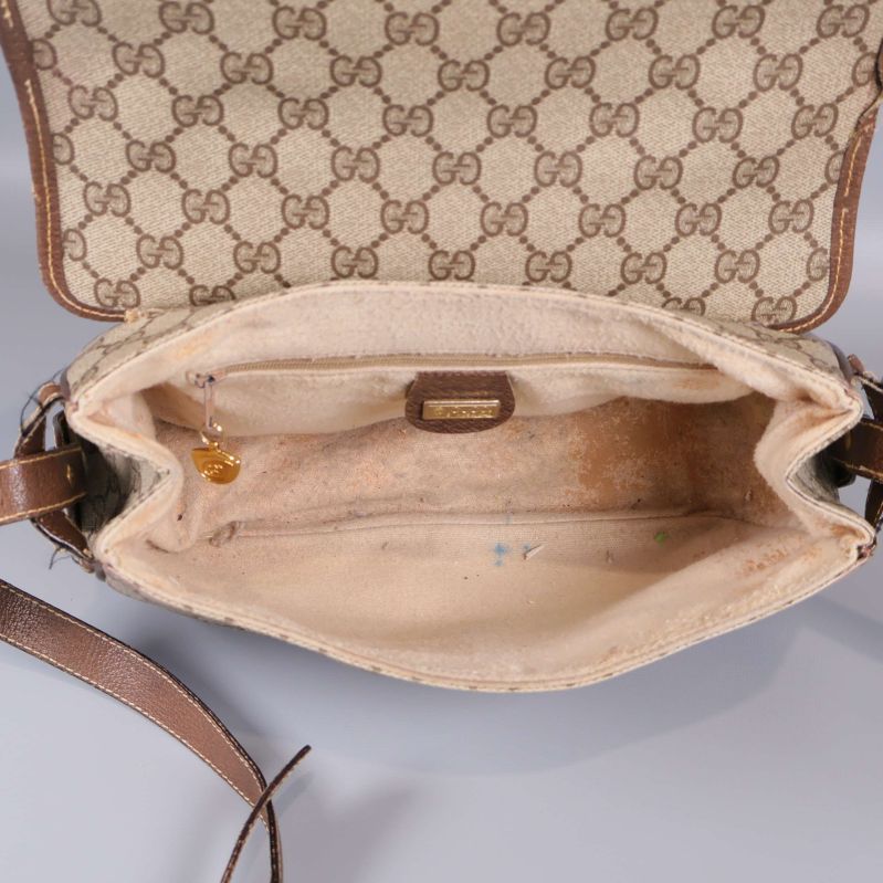 Insidan av Gucci väska med ljust foder, slitage