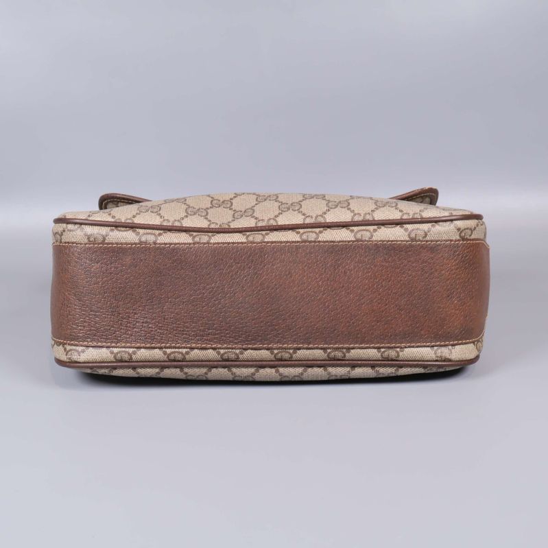 Botten av väskan med brun läderpanel