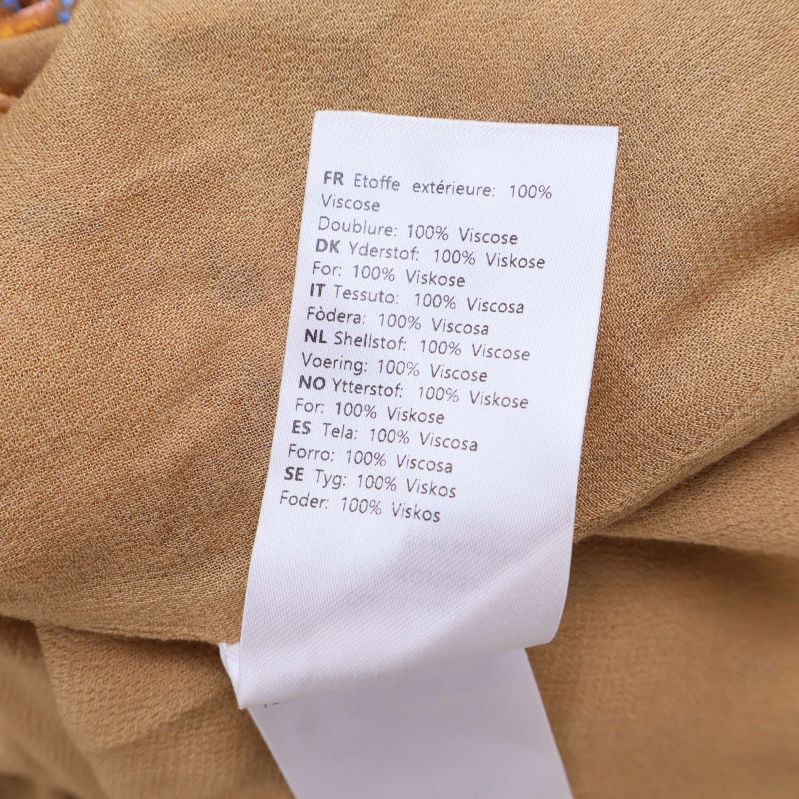 Materialetikett visar 100% viskos i både tyg och foder
