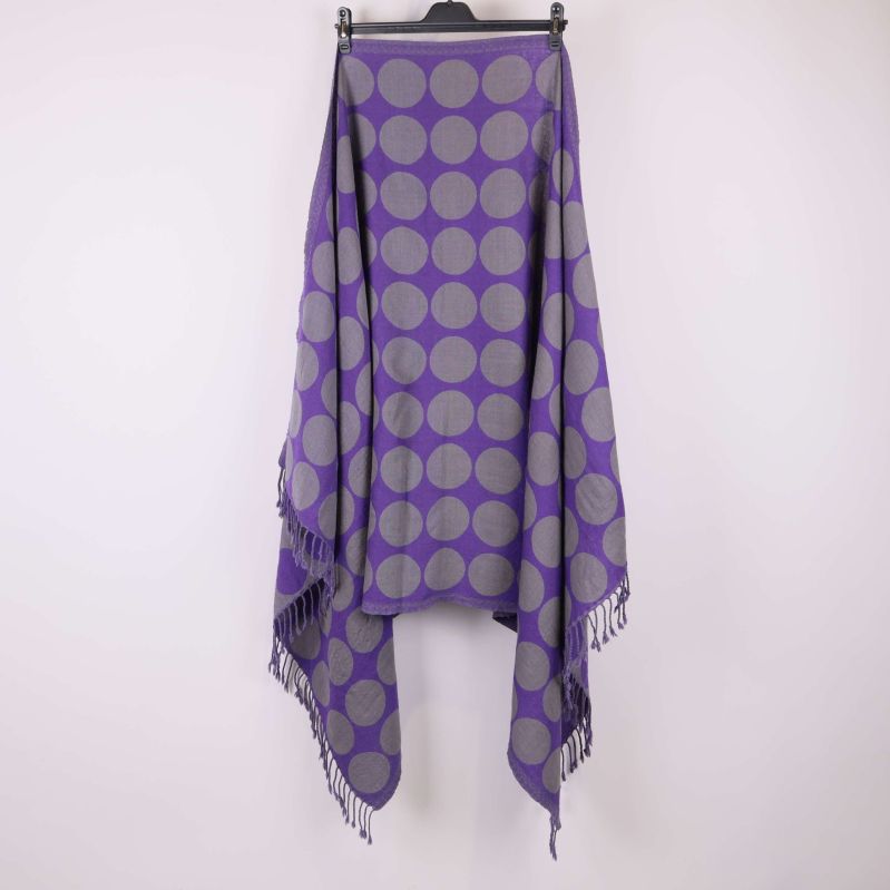 Prickig sjal i lila och grått draperad över galge