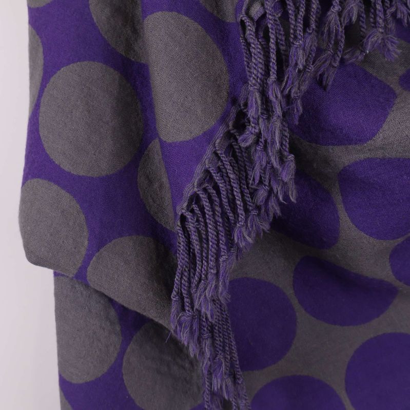 Närbild på sjalens fransar och mönstrade tyg