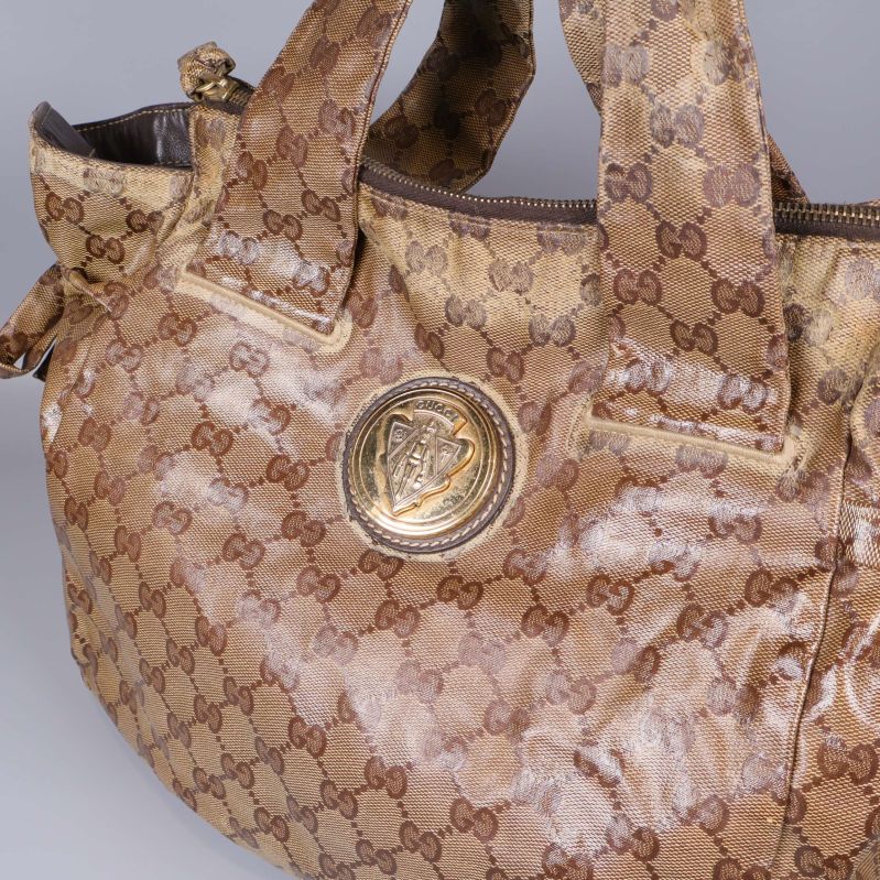 Närbild av loggan på gulddetaljen