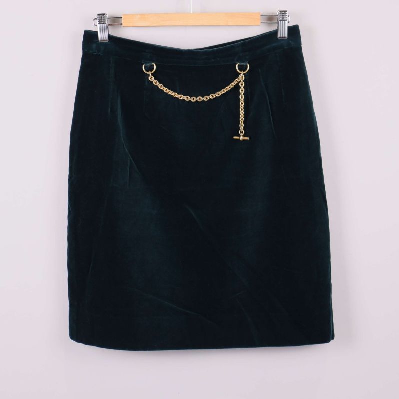 Mörk sammetskjol med guldkedja framtill