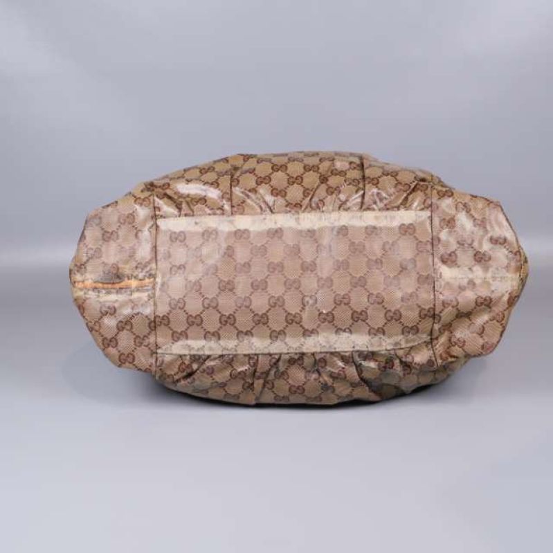 Botten av väska med genomgående mönster, slitage