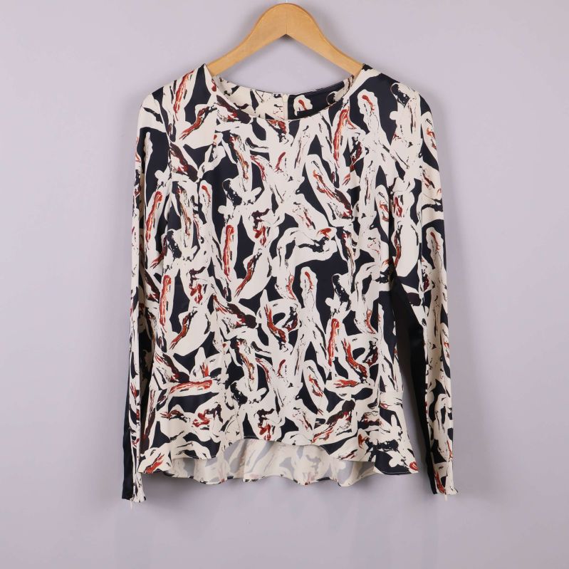 Blus med grafiskt mönster