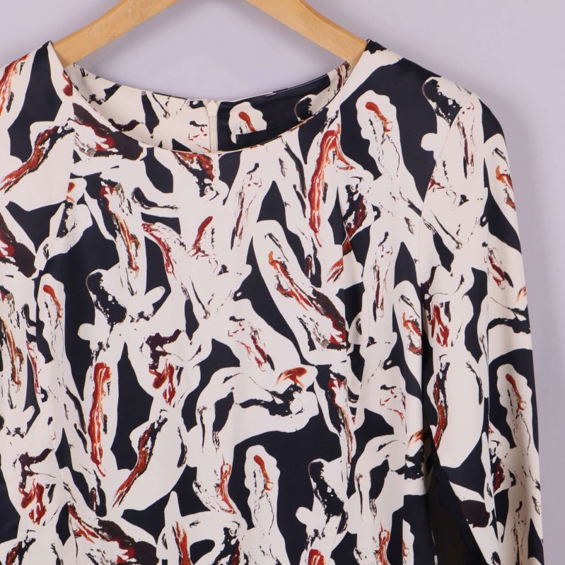 Närbild på blusens framsida och mönster