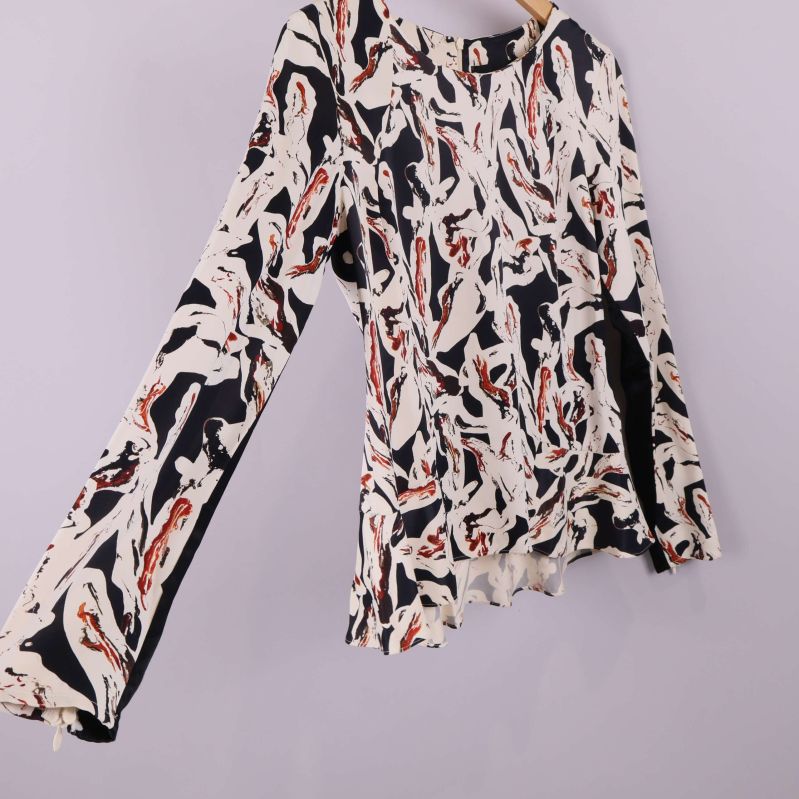 Blus med långa ärmar och asymmetrisk nederkant