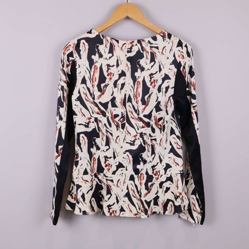 Baksidan av blus med grafiskt mönster 