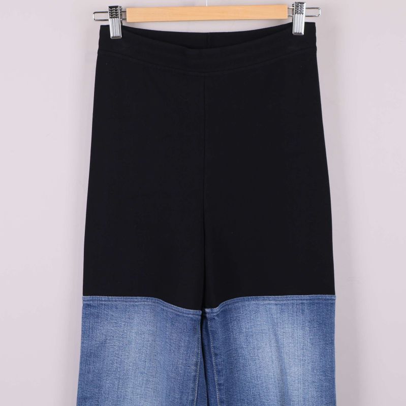 Övre del av byxan i svart tyg i närbild