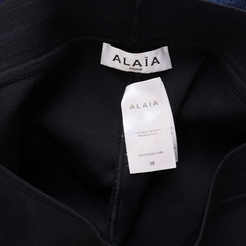 Närbild på etikett i svart tyg med märket Alaïa