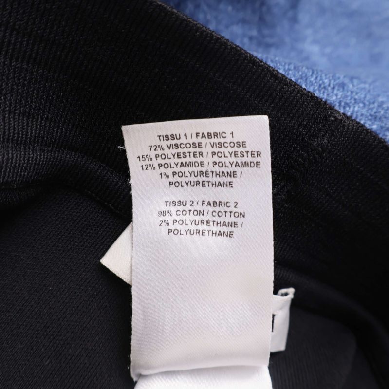 Materialetikett i närbild med fiberinnehåll