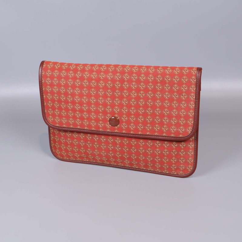 Clutch med röd botten och småmönstrat tryck sedd framifrån