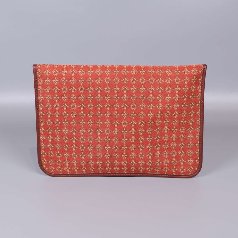 Baksidan av röd clutch med mönster