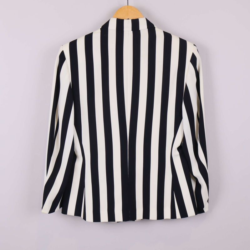 Baksidan på svartvit randig kavaj med raka linjer