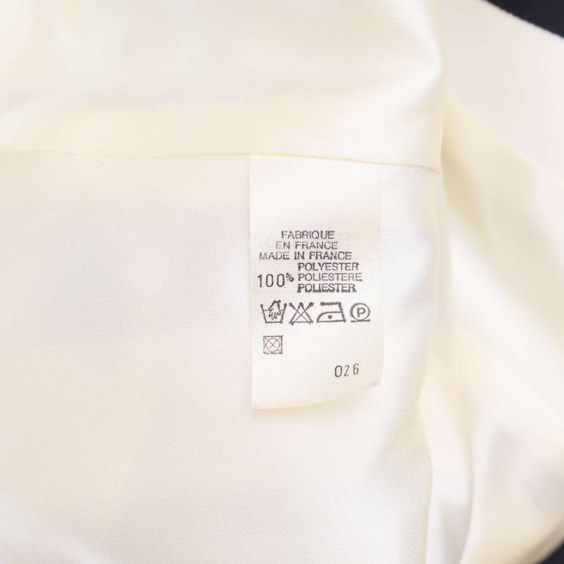 Materiallapp visar 100% polyester samt tvättsymboler