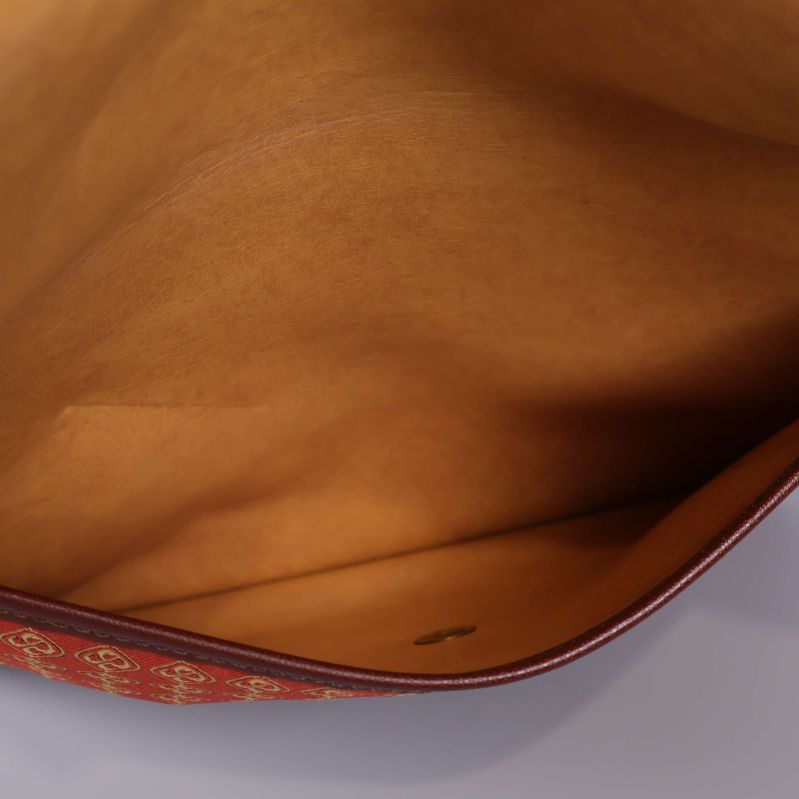 Clutchens insida med ljus material och utrymme