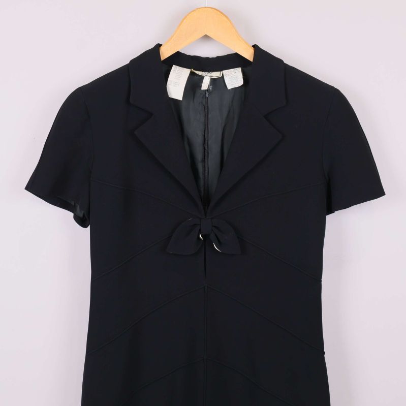 Övre delen av klänningen med krage och rosett