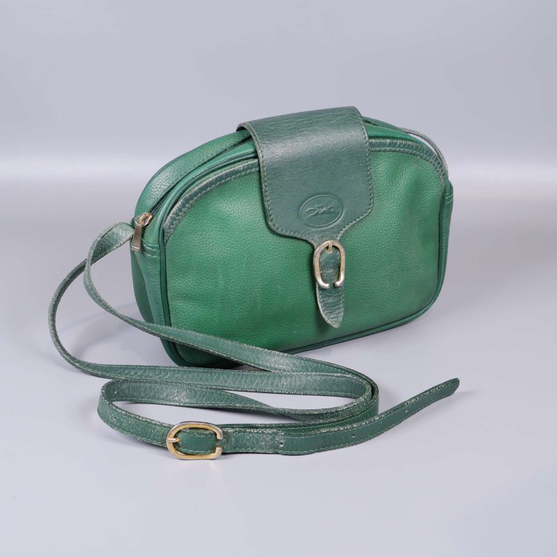 Grön axelremsväska med låsspänne framtill