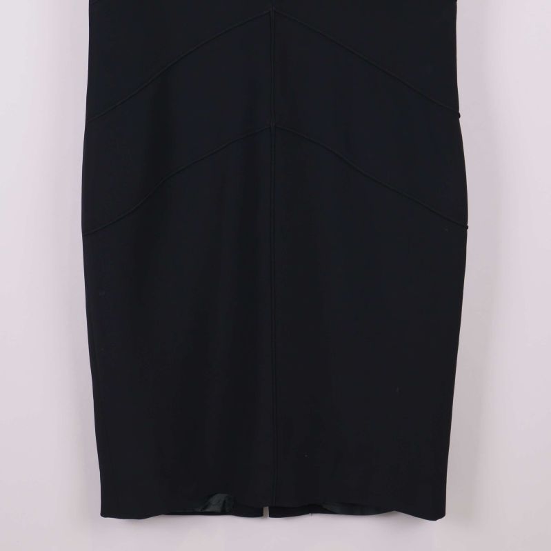 Nedre delen av svart klänning med slits baktill