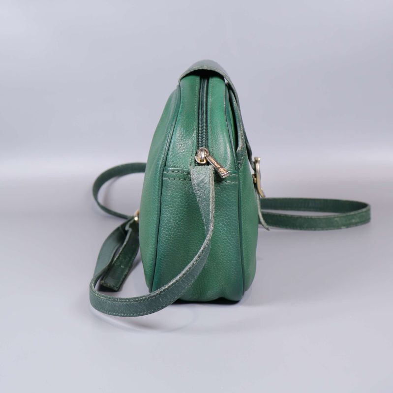 Sidosikt av grön axelremsväska