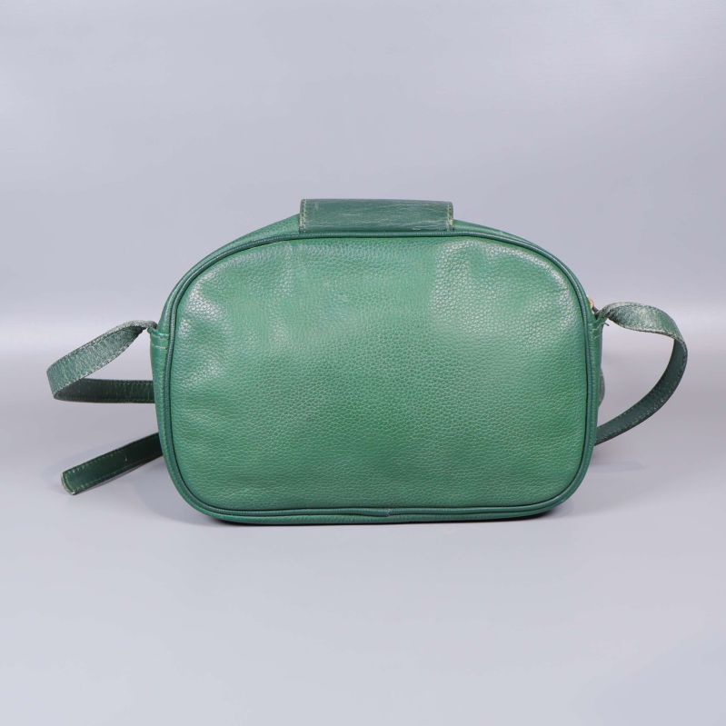 Baksida av grön axelremsväska utan detaljer