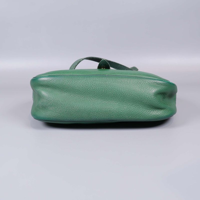 Botten av grön axelremsväska utan extra detaljer