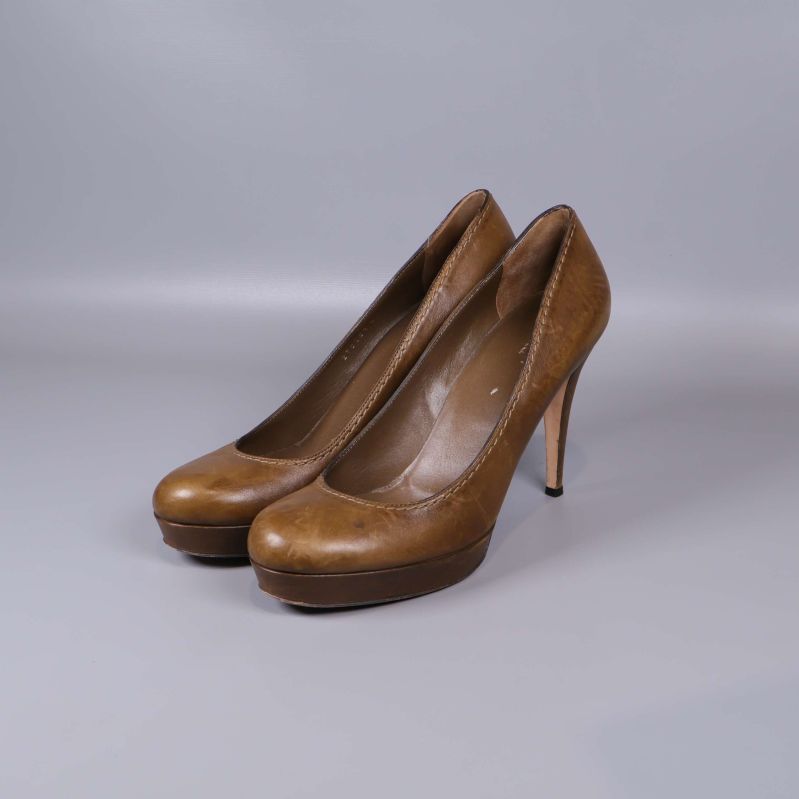 Bruna pumps med klack i profil