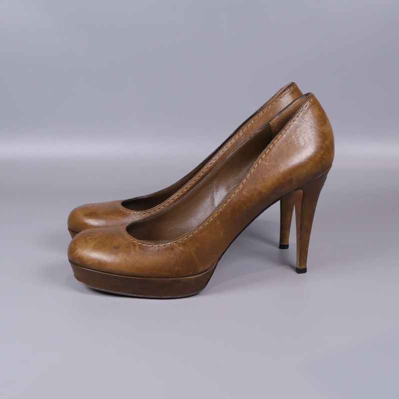 Bruna pumps med klack i sidovy