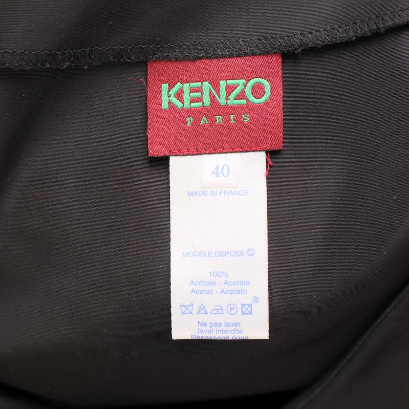 Närbild på Kenzo-etikett och storlekslapp i kjolen