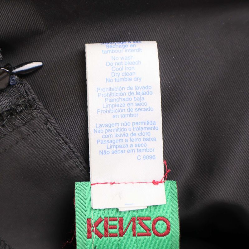 Tvättrådsetikett och Kenzo-logga i kjolen
