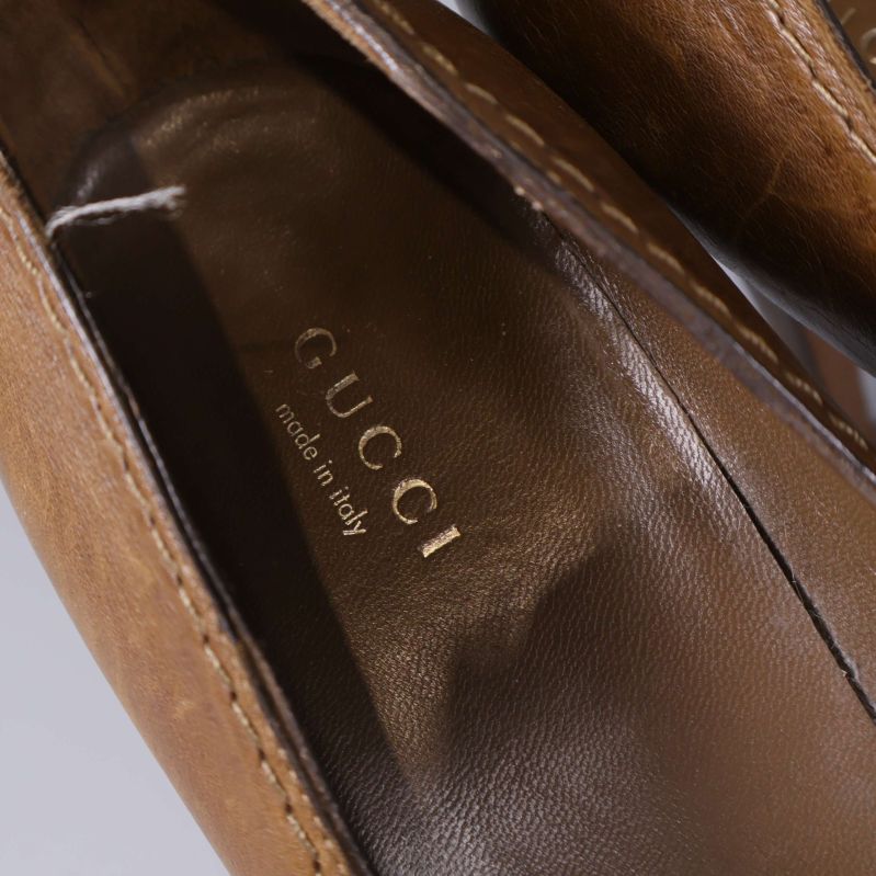Närbild på insidan av pump med text Gucci