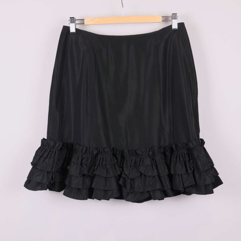 Svart kjol med volanger framtill 