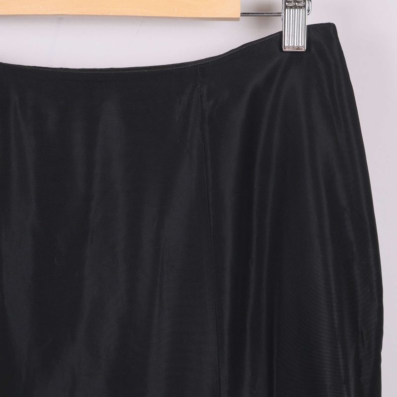 Närbild på midjan och tygets struktur på kjolen