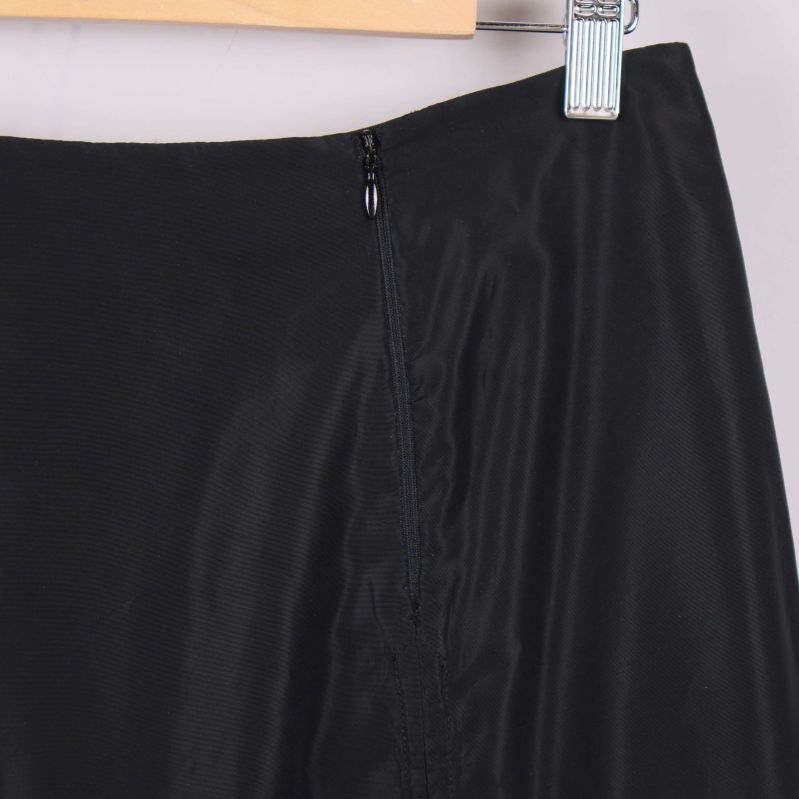 Närbild på dragkedja i sidan av svart kjol