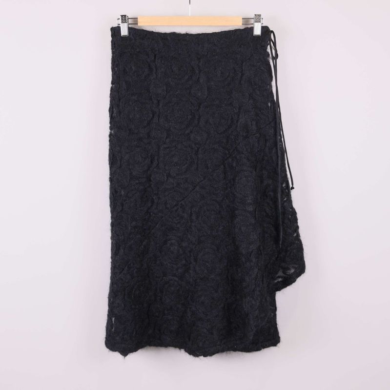 Svart kjol med rosstruktur hängande framifrån