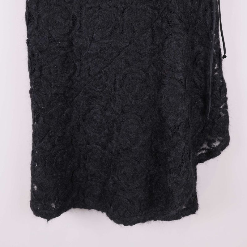 Närbild på nederdelen av svart kjol 