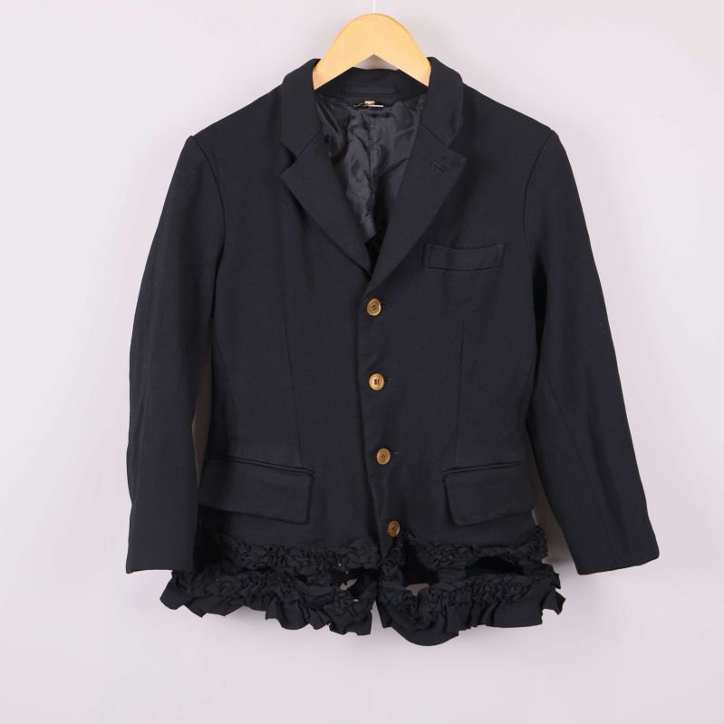 Svart kavaj med volangkant 