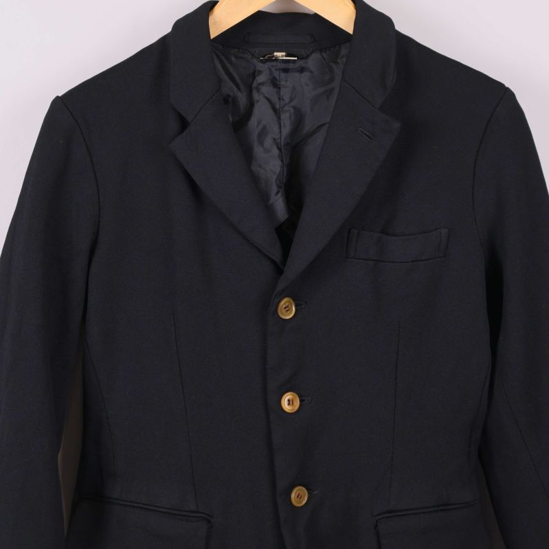 Närbild på kavajens överdel och knappar 