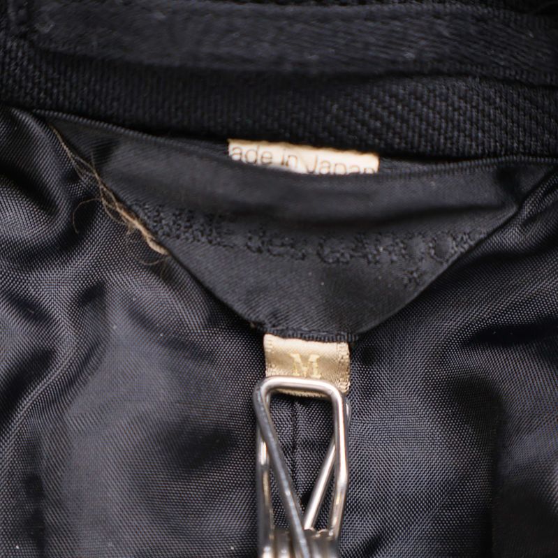 Närbild på varumärkesetikett och storlekslapp i kavajen