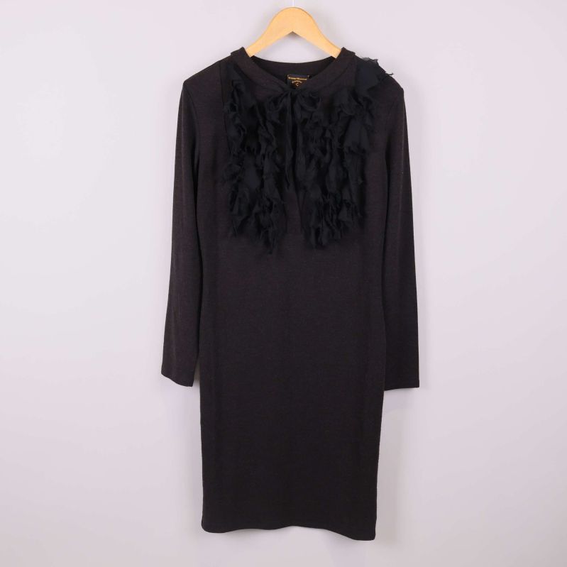 Svart klänning med fransar vid krage