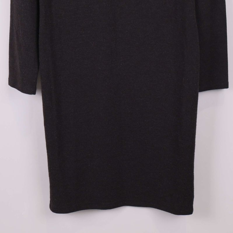 Närbild på den nedre delen av svart klänning