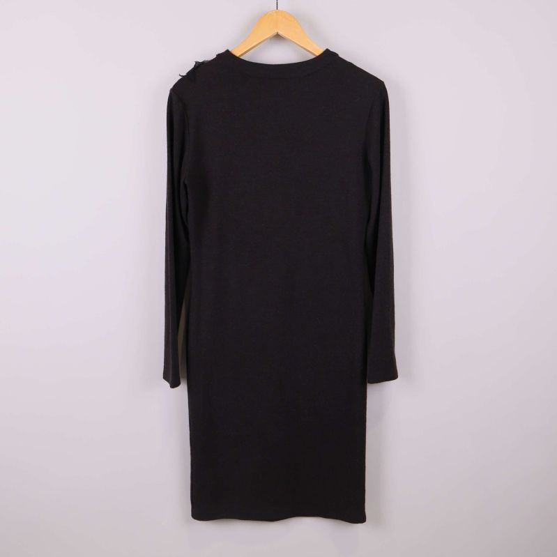 Baksidan av svart klänning med långa ärmar