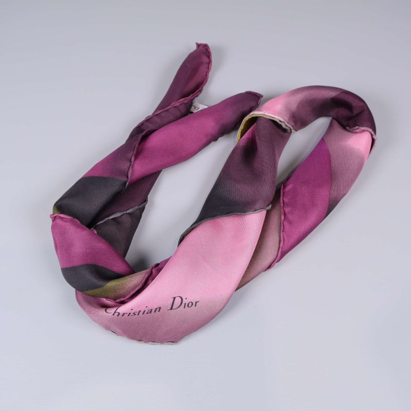 Scarf tvinnad till ett smalt band, Christian Dior-logga synlig