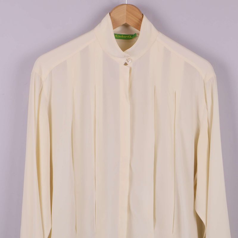 Framdel och krage på ljus blus med pärlknapp