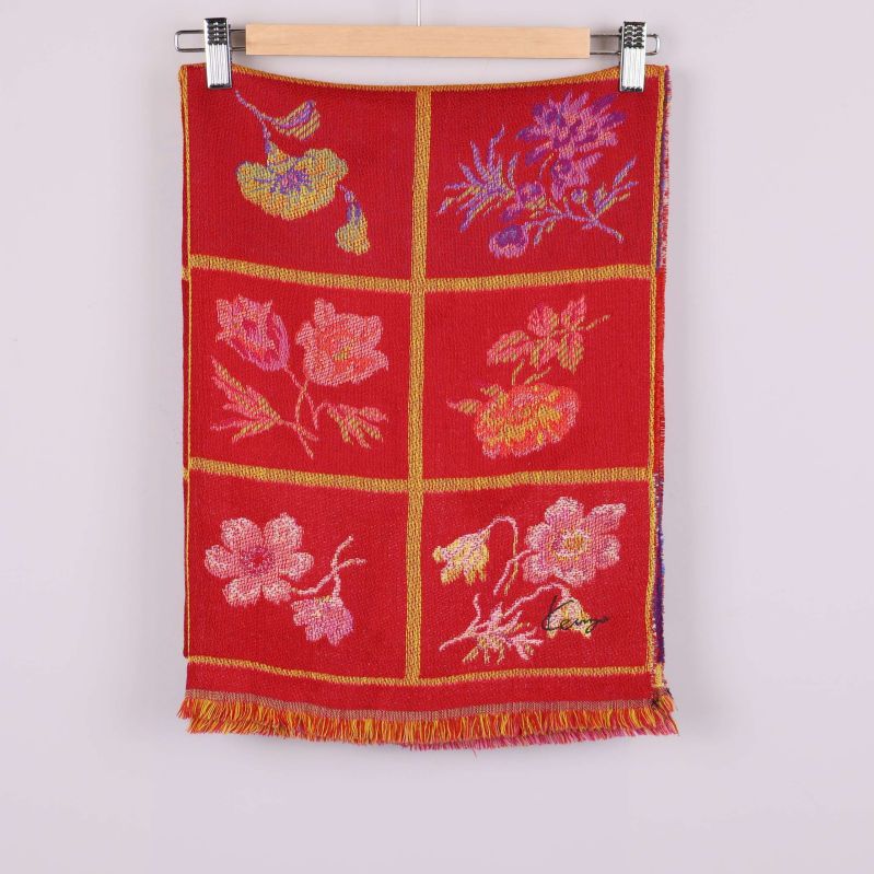 Röd sjal med blommigt mönster och fransar